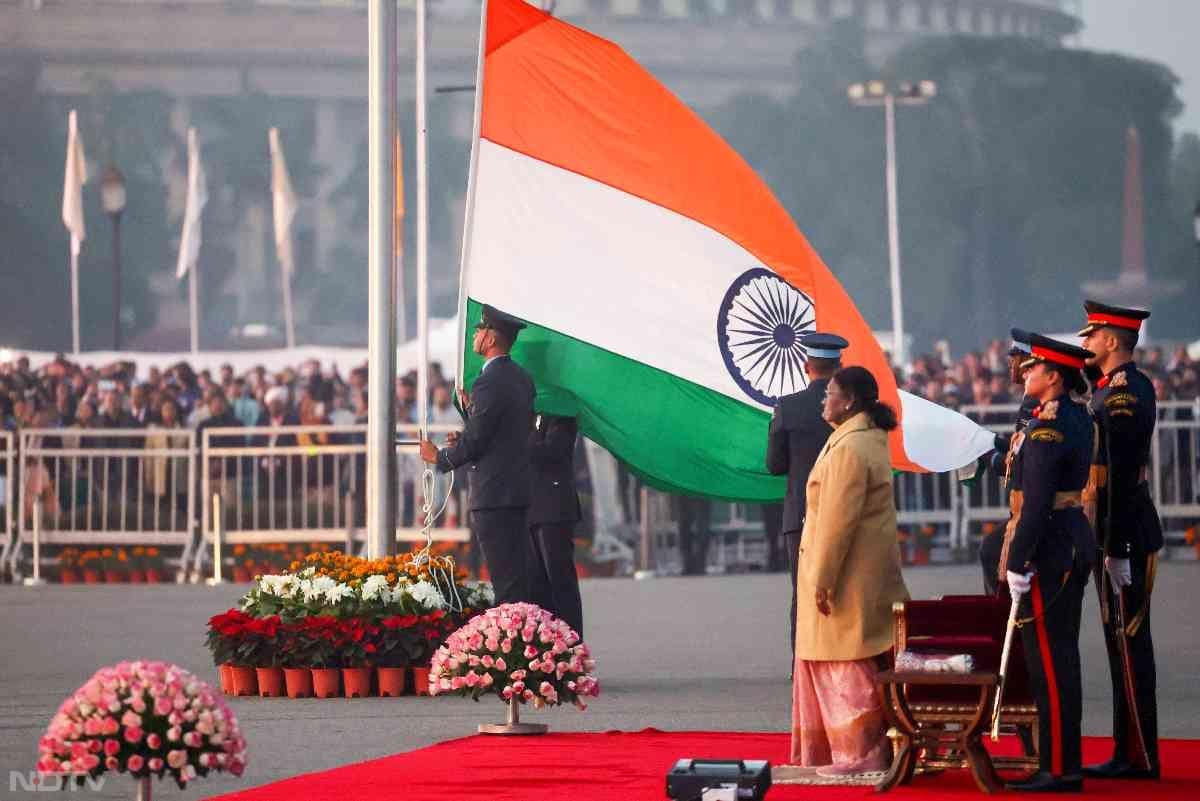 तस्वीरों में देखें बीटिंग रिट्रीट का जज्बा... वंदे मातरम के 150 साल पूरे होने पर रायसीना हिल्स पर बिखरी अनूठी छटा