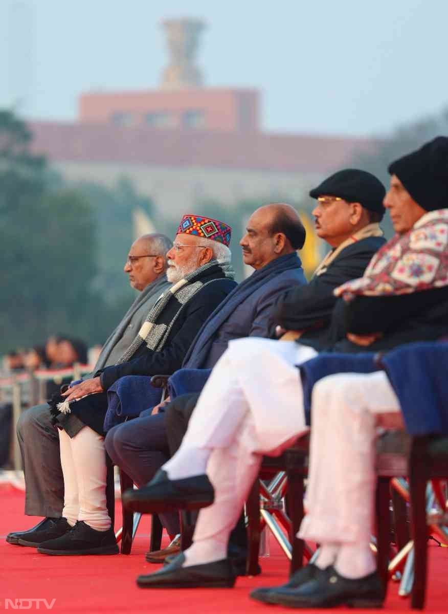 तस्वीरों में देखें बीटिंग रिट्रीट का जज्बा... वंदे मातरम के 150 साल पूरे होने पर रायसीना हिल्स पर बिखरी अनूठी छटा