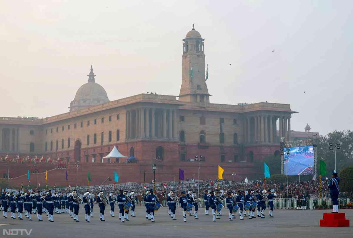 तस्वीरों में देखें बीटिंग रिट्रीट का जज्बा... वंदे मातरम के 150 साल पूरे होने पर रायसीना हिल्स पर बिखरी अनूठी छटा