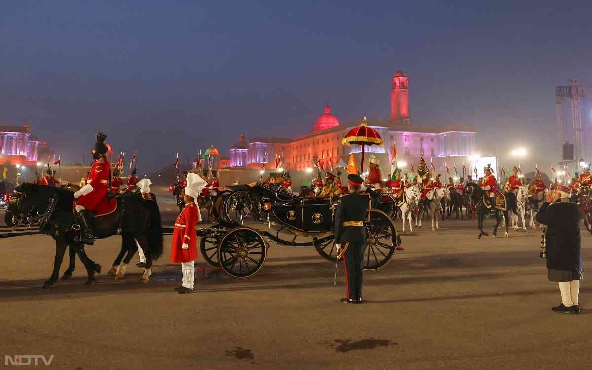 तस्वीरों में देखें बीटिंग रिट्रीट का जज्बा... वंदे मातरम के 150 साल पूरे होने पर रायसीना हिल्स पर बिखरी अनूठी छटा