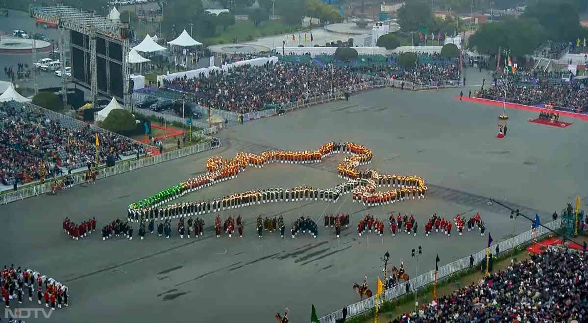 तस्वीरों में देखें बीटिंग रिट्रीट का जज्बा... वंदे मातरम के 150 साल पूरे होने पर रायसीना हिल्स पर बिखरी अनूठी छटा