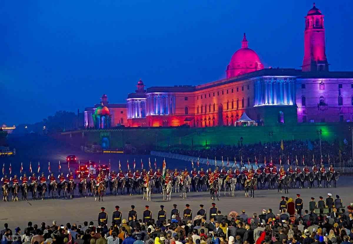 तस्वीरों में देखें बीटिंग रिट्रीट का जज्बा... वंदे मातरम के 150 साल पूरे होने पर रायसीना हिल्स पर बिखरी अनूठी छटा