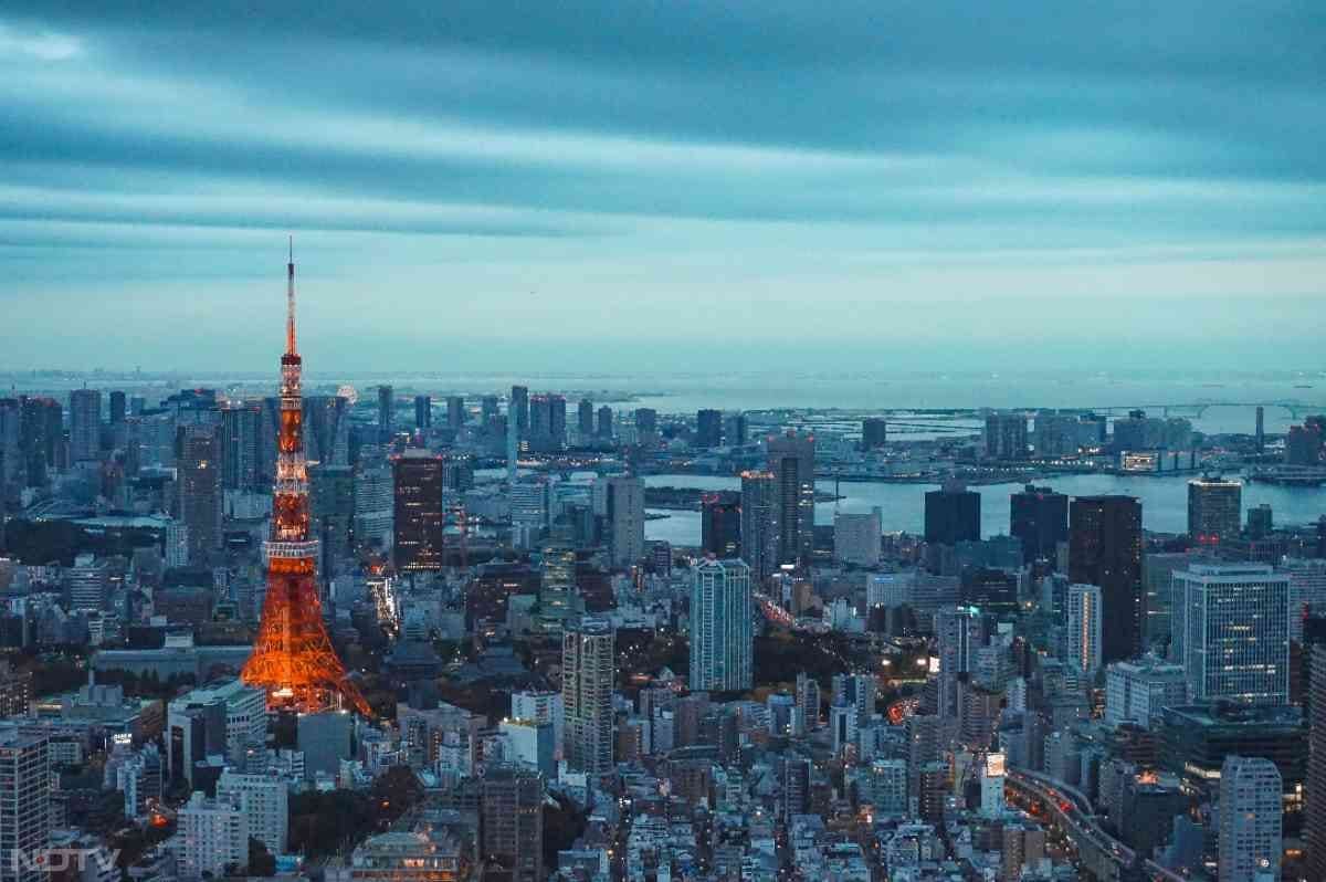 टोक्यो टॉवर (Tokyo Tower): लाल-सफेद रंग का ये टॉवर पेरिस के एफिल टॉवर जैसा दिखता है. रात में इसकी जगमगाती लाइट्स टोक्यो की पहचान बन जाती हैं.