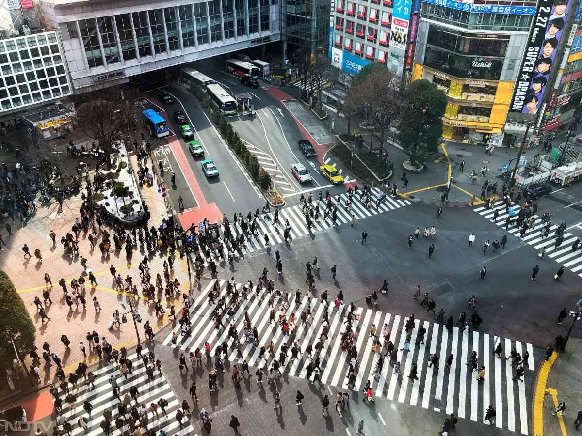 शिबुया क्रॉसिंग (Shibuya Crossing): यह दुनिया का सबसे व्यस्त पैदल चौराहा है. यहां सैकड़ों लोग एक साथ रास्ता पार करते दिखते हैं. यह दृश्य बेहद आकर्षक होता है.