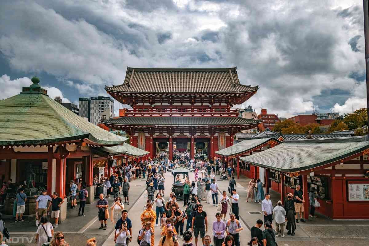 सेंसो-जी मंदिर (Senso-ji Temple): यह टोक्यो का सबसे पुराना और प्रसिद्ध बौद्ध मंदिर है. यहां की लाल विशाल गेट और पारंपरिक बाजार पर्यटकों को बहुत पसंद आते हैं.