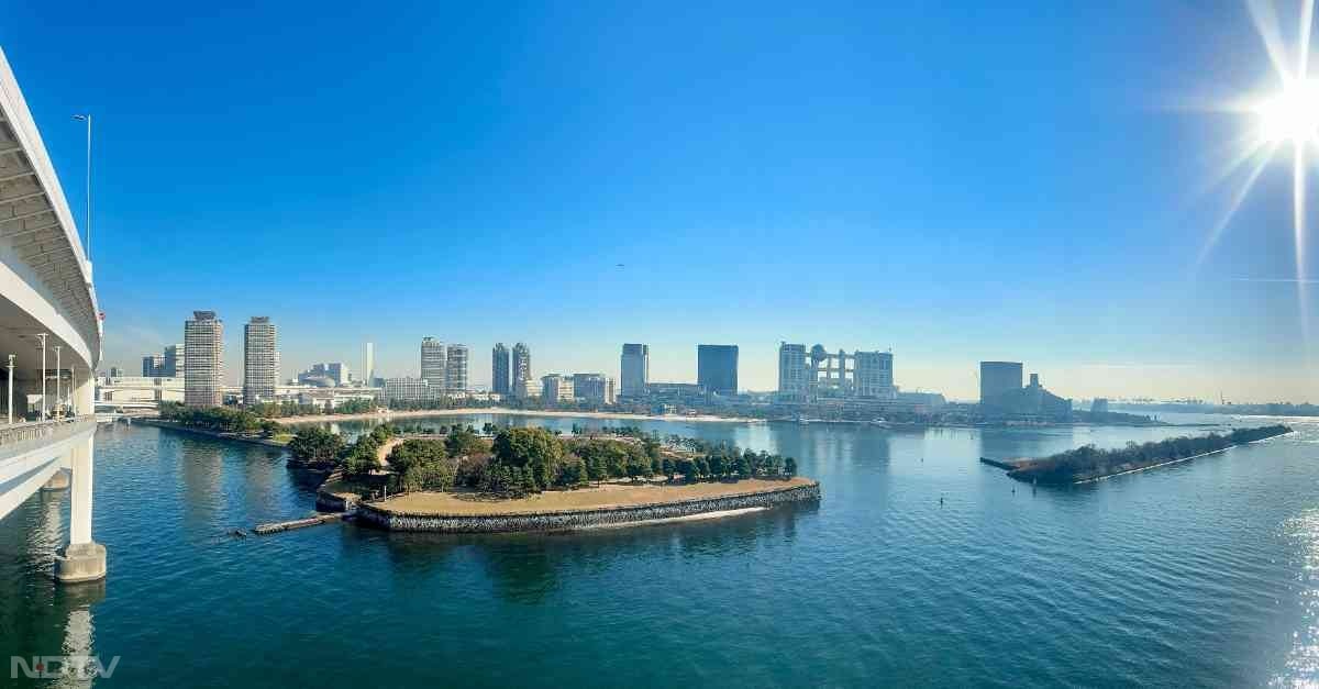 ओदाइबा (Odaiba): यह एक आधुनिक आर्टिफीसियल द्वीप है जहाँ से टोक्यो बे का शानदार नजारा दिखता है. यहां शॉपिंग मॉल, म्यूज़ियम और स्टैच्यू ऑफ लिबर्टी की नकल देखने लायक है.