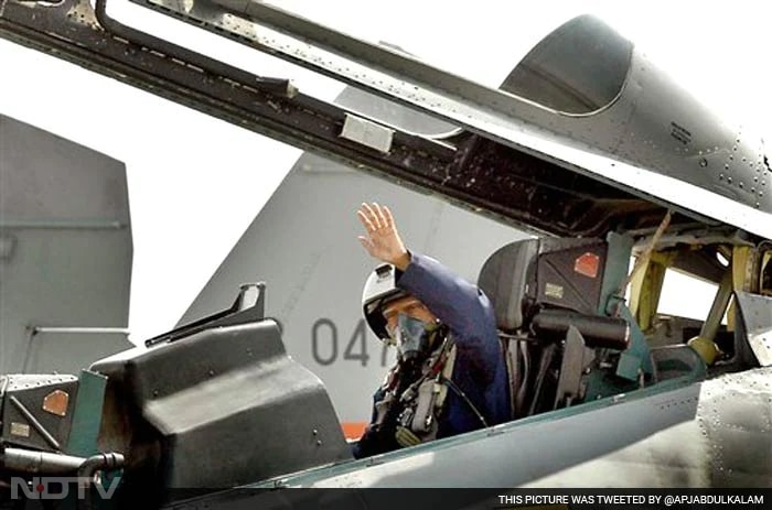 राष्ट्रपति ए पी जे कलाम ने साल 2006 में पुणे स्थित भारतीय वायुसेना अड्डे से फाइटर जेट सुखोई-30 एमकेआई में उड़ान भर चुके हैं. 74 वर्ष की आयु में वे भारत के पहले राष्ट्रपति और लड़ाकू जेट विमान उड़ाने वाले सबसे उम्रदराज भारतीय बने.