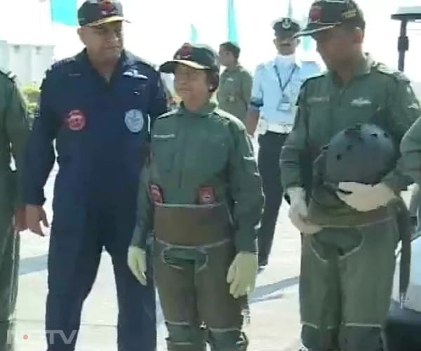 सुखोई-30 एमकेआई से उड़ान भरने की उपलब्धि हासिल करने के साथ ही प्रतिभा पाटिल लड़ाकू विमान में उड़ान भरने वाली किसी भी देश की पहली महिला राष्ट्राध्यक्ष बन गईं थीं.