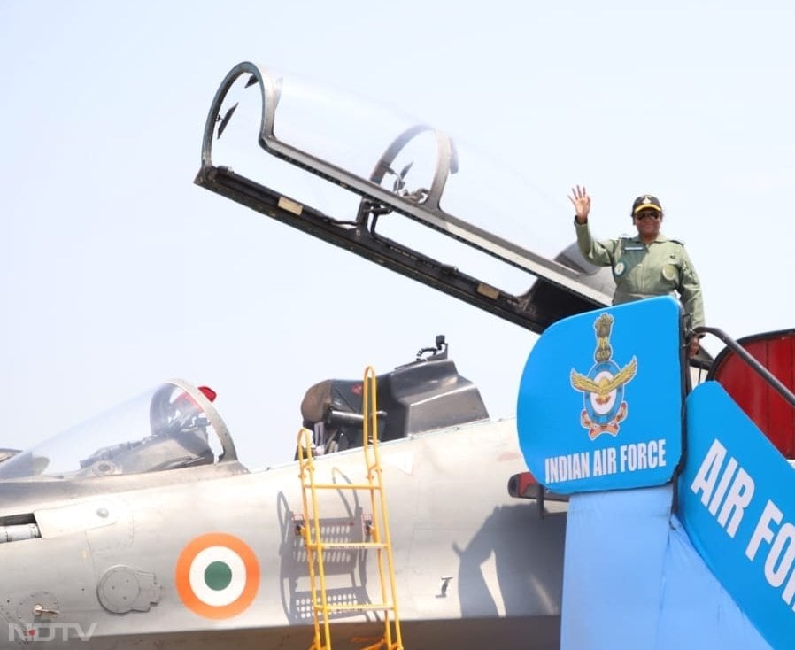 राष्ट्रपति मुर्मू ने आठ अप्रैल, 2023 को असम के तेजपुर वायु सेना अड्डे से सुखोई-30 लड़ाकू विमान से उड़ान भरी थी. मुर्मू बतौर राष्ट्रपति राफेल से उड़ान भरने वाली देश की पहली राष्ट्रपति होगी.