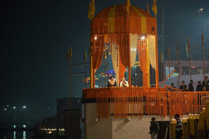 Japan's Shinzo Abe and PM Modi share the dais as they attend the ritual on the banks of the River Ganga in Varanasi. (Agence France-Presse photo)