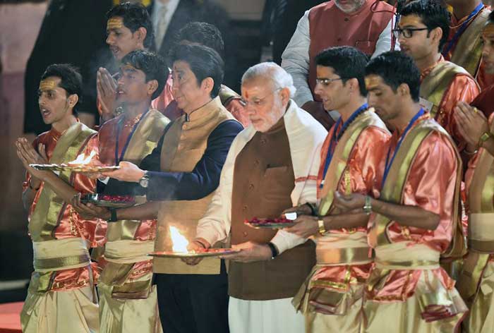 Both the leaders perform Ganga Aarti at Dashashwamedh Ghat. (Agence France-Presse photo)