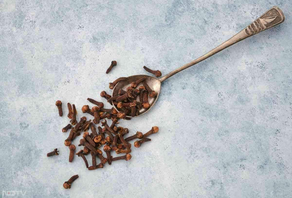 लौंग में यूजेनॉल नामक तत्व पाया जाता है, जो प्राकृतिक दर्द निवारक का काम करता है. खासकर दांत में दर्द या सिरदर्द होने पर. Pic Credit- Pexels