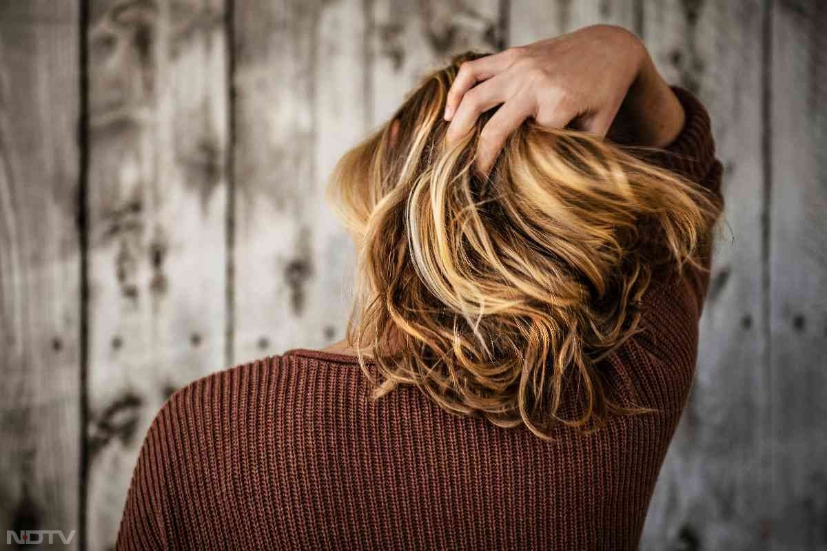 प्याज़ का रस समय से पहले सफेद होने वाले बालों को रोकने में सहायक माना जाता है.