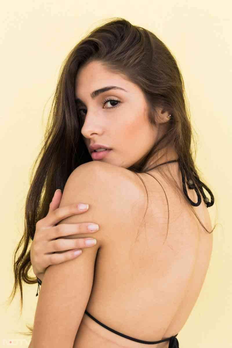 6. घी वाले पानी के नियमित सेवन से स्किन अंदर से मॉइश्चराइज रहती है, ड्रायनेस कम होती है.