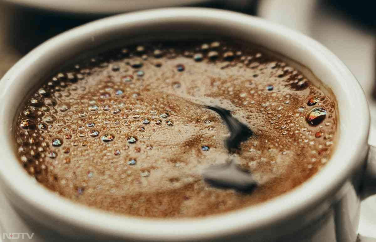 ब्लैक कॉफी पीने से हमें कई स्वास्थ्य संबंधी समस्याओं से राहत मिलती है. खासकर सर्दियों में इसका सेवन करना बहुत लाभदायक है.