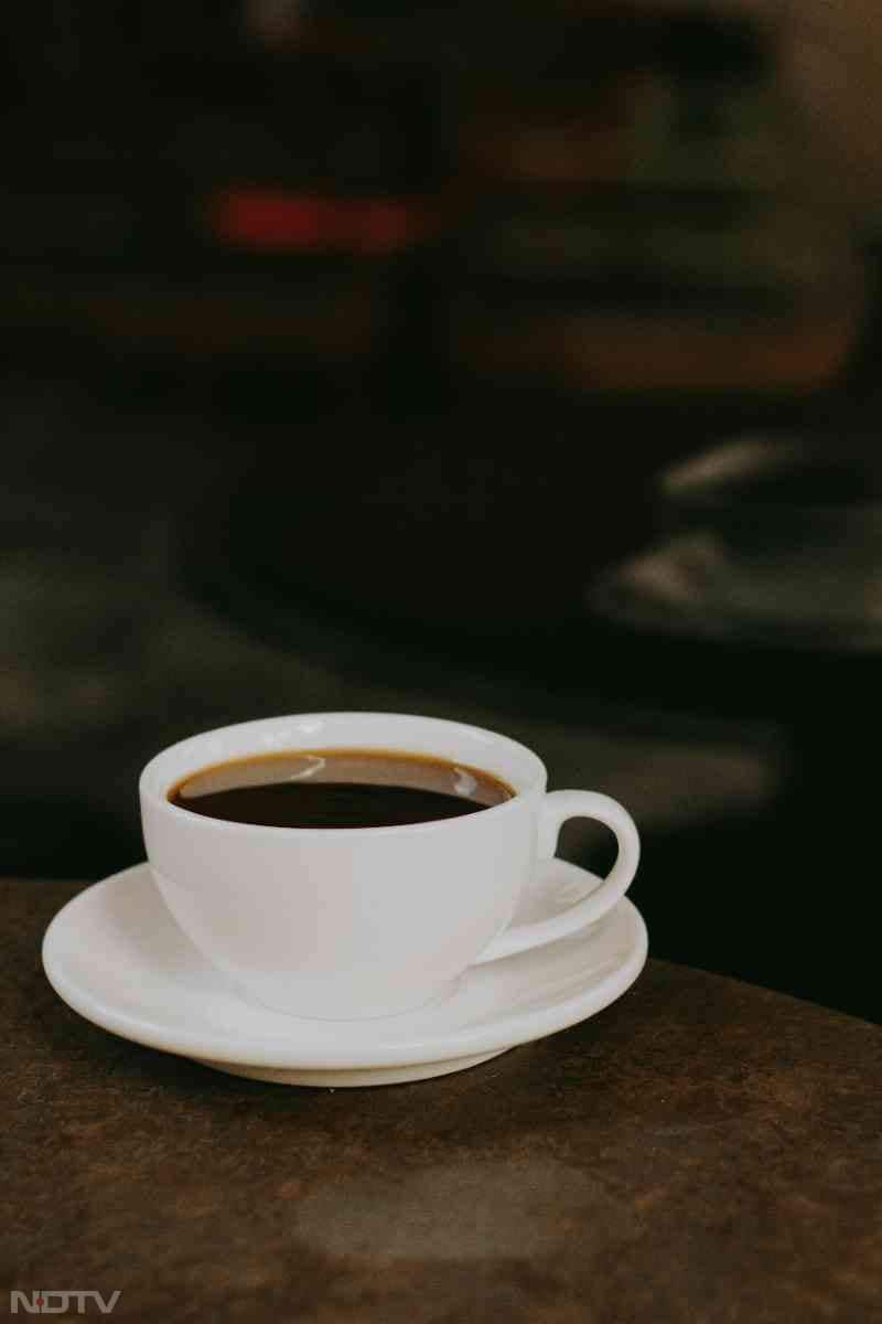 ब्लैक कॉफी पीने से आलस दूर होता है और शरीर एनर्जेटिक रहता है. इसके सेवन से नींद भी नहीं आती है.