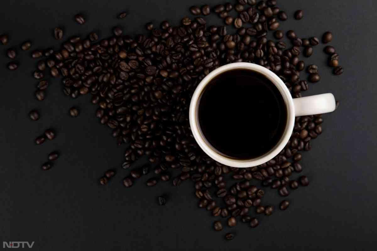 खाली पेट चाय या कॉफी का सेवन करना नुकसानदायक होता है. इसलिए ब्लैक कॉफी का सेवन खाली पेट ना करें.