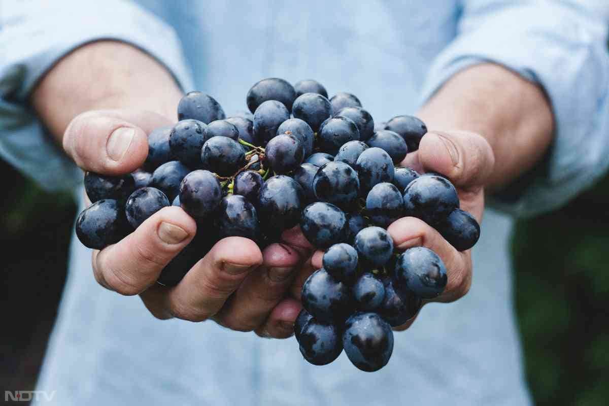 अंगूर शरीर से टॉक्सिन्स निकालने में मदद करता है.