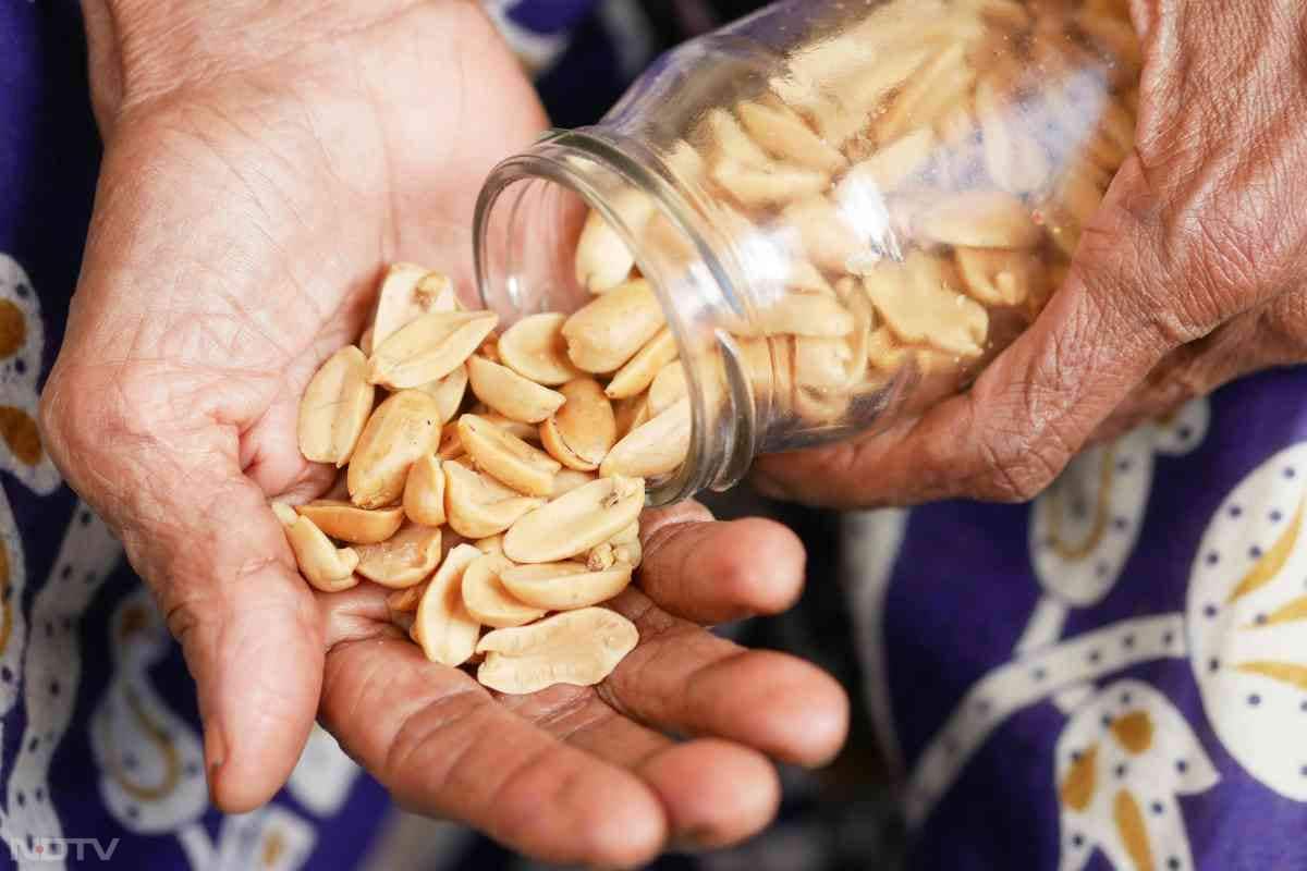 मूंगफली में मैग्नीशियम, फास्फोरस, पोटेशियम, जस्ता, कैल्शियम समेत कई पौष्टिक तत्व पाए जाते हैं.