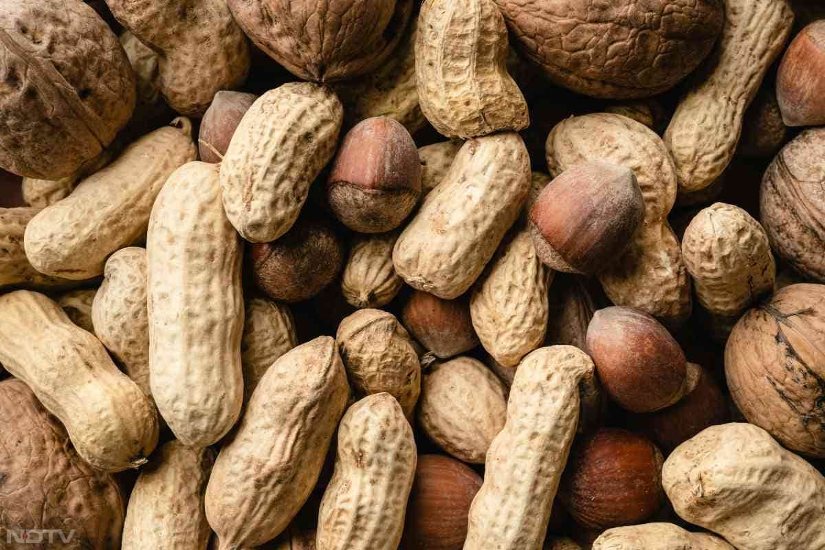 भुनी या तली मूंगफली की तुलना में भीगी मूंगफली ब्लड शुगर को कम स्पाइक करती है. इसमें मौजूद फाइबर और हेल्दी फैट ब्लड शुगर लेवल को बैलेंस रखने में सहायक हैं.