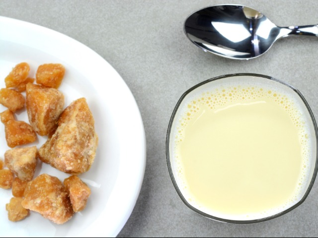 दूध के साथ गुड़ खाने के फायदे