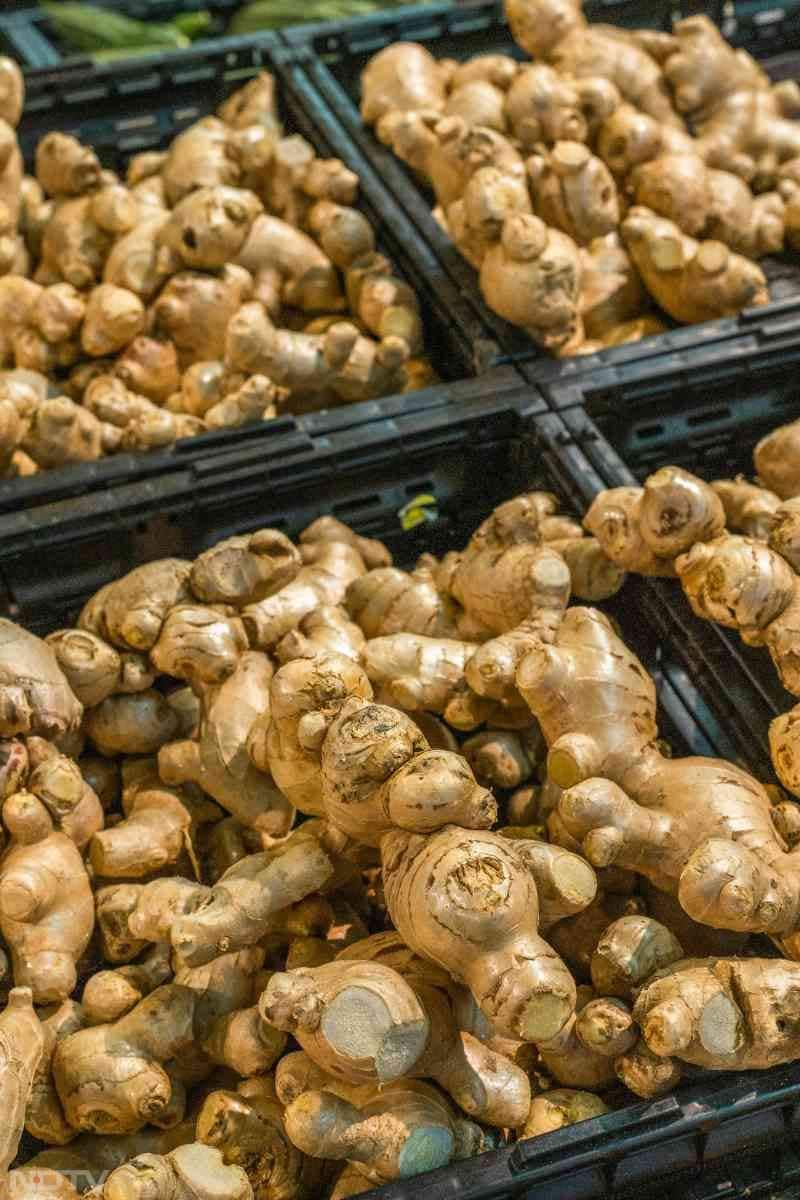 गले की खराश, खांसी और जुकाम में कच्चा अदरक  बहुत असरदार होता है. यह शरीर की रोग प्रतिरोधक क्षमता को भी बढ़ाता है.