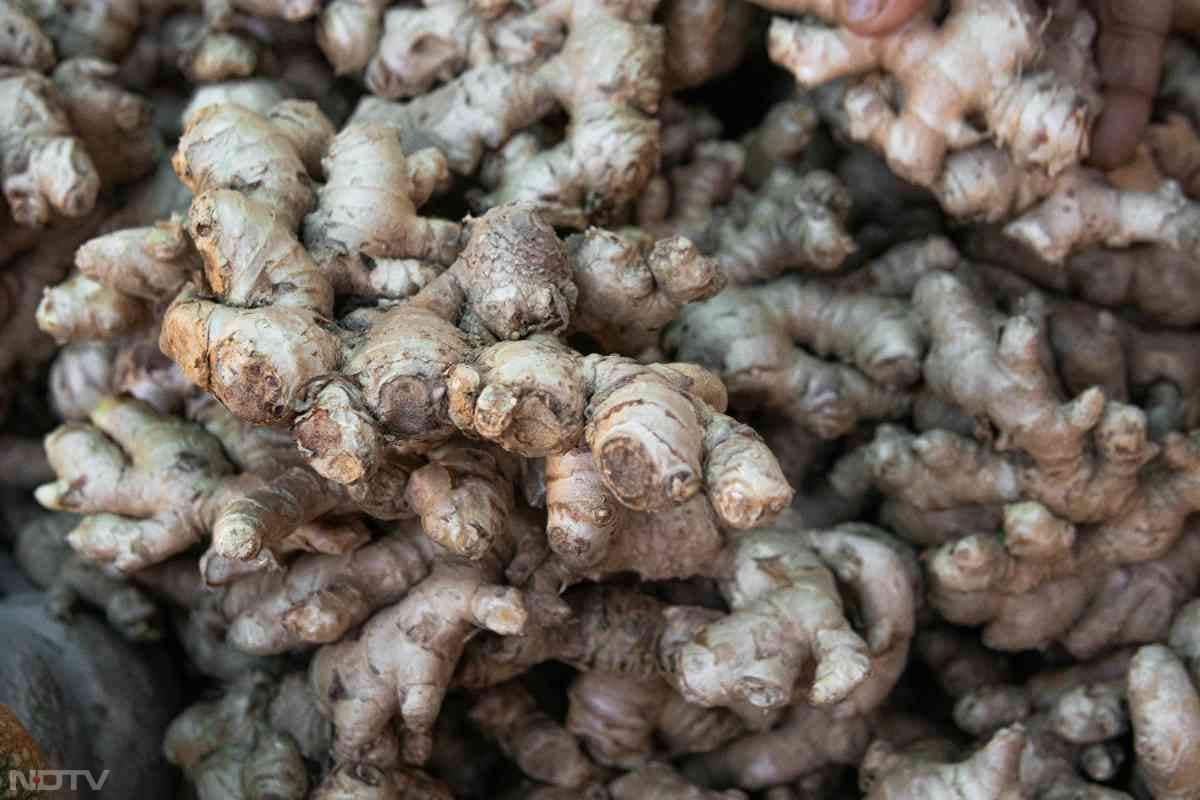 अगर आप वजन कम करना चाहते हैं, तो कच्चा अदरक का सेवन करें. यह मेटाबॉलिज्म को तेज करता है, जिससे फैट जल्दी बर्न होता है.