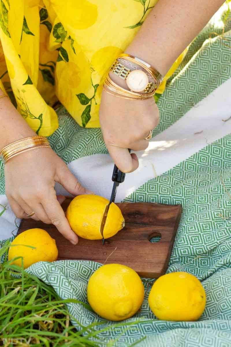 विटामिन ए, विटामिन सी, पोटैशियम, कैल्शियम, फाइबर जैसे तत्वों से भरपूर ये छिलके शरीर को कई लाभ पहुंचाने में मददगार हैं.