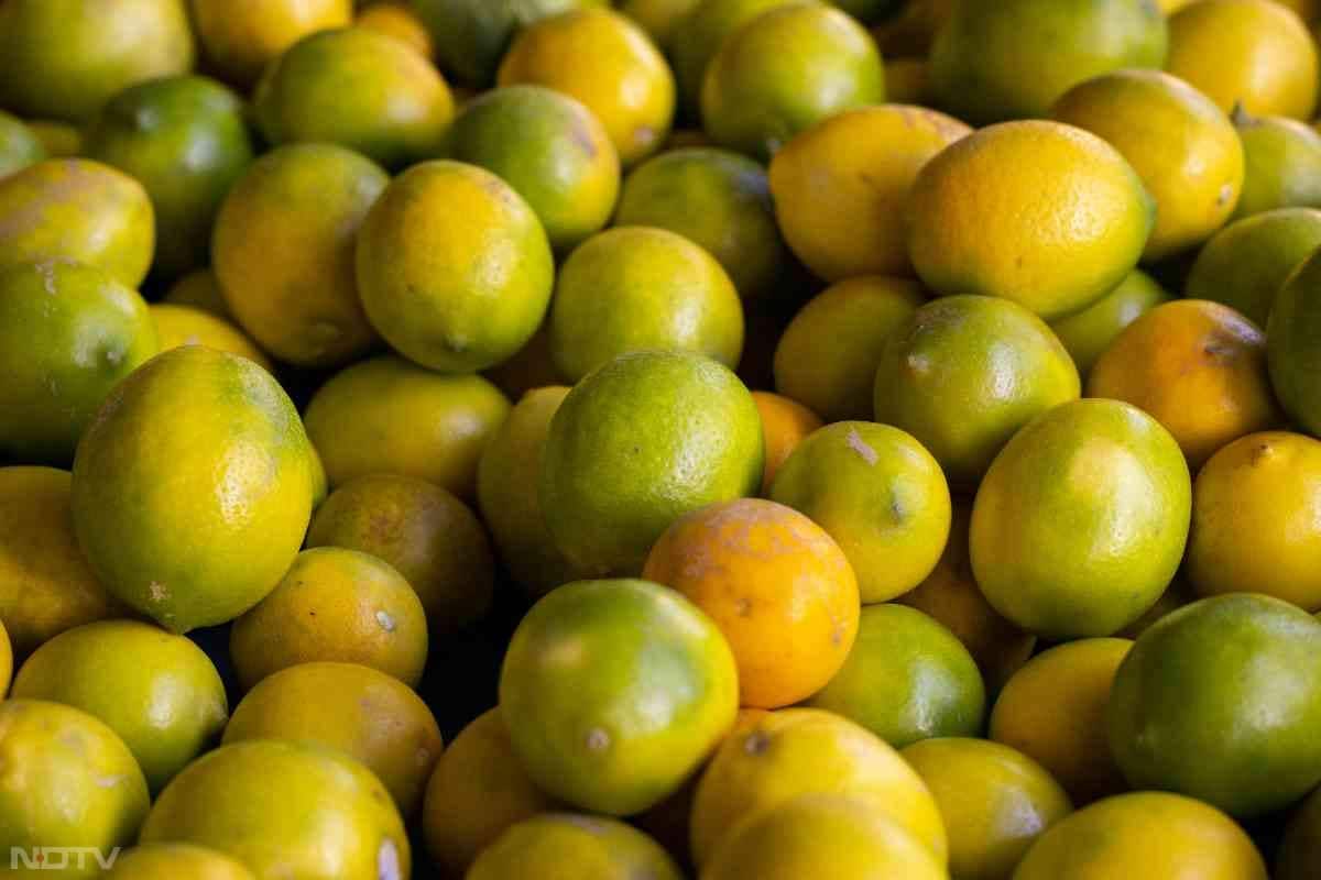 नींबू के छिलके में कैल्शियम की अच्छी मात्रा पाई जाती है जो हड्डियों को मजबूत बनाने के लिए जरूरी हैं.