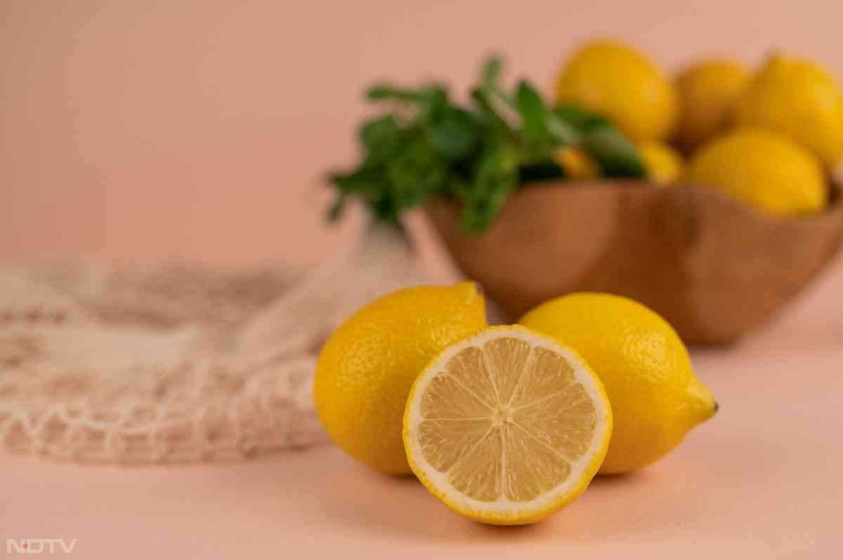 नींबू के छिलके में पाए जाने वाले पेक्टिन में हाइपोकोलेस्टेरोलेमिक प्रभाव कोलेस्ट्रॉल को कम करने में मददगार है.