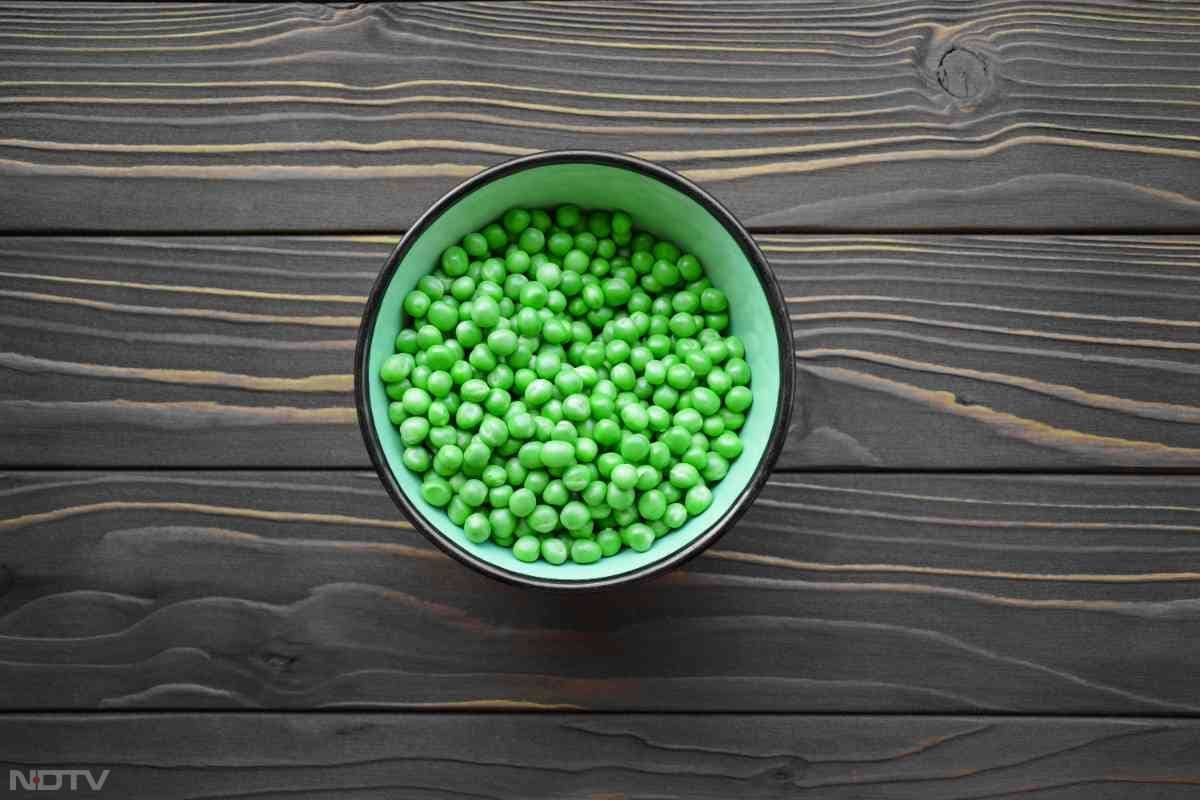 3. मटर में विटामिन C और एंटीऑक्सीडेंट होते हैं, जो इम्यून सिस्टम को मजबूत बनाते हैं और शरीर को बीमारियों से लड़ने की क्षमता देते हैं.