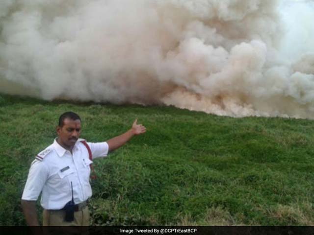 तस्‍वीरों में देखें जब बेंगलुरु की झील में लगी आग....