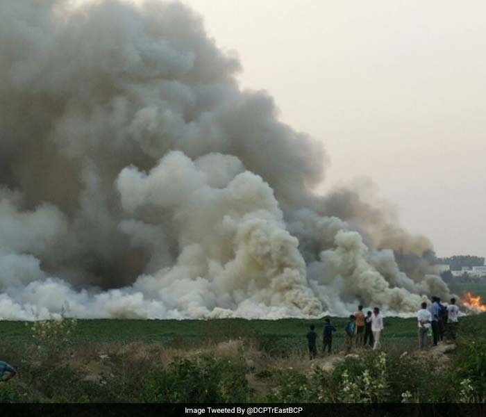 तस्‍वीरों में देखें जब बेंगलुरु की झील में लगी आग....