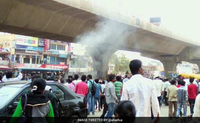 पीएफ निकालने संबंधी नए नियम के खिलाफ बेंगलुरू में हिंसक विरोध-प्रदर्शन, देखिए तस्वीरें