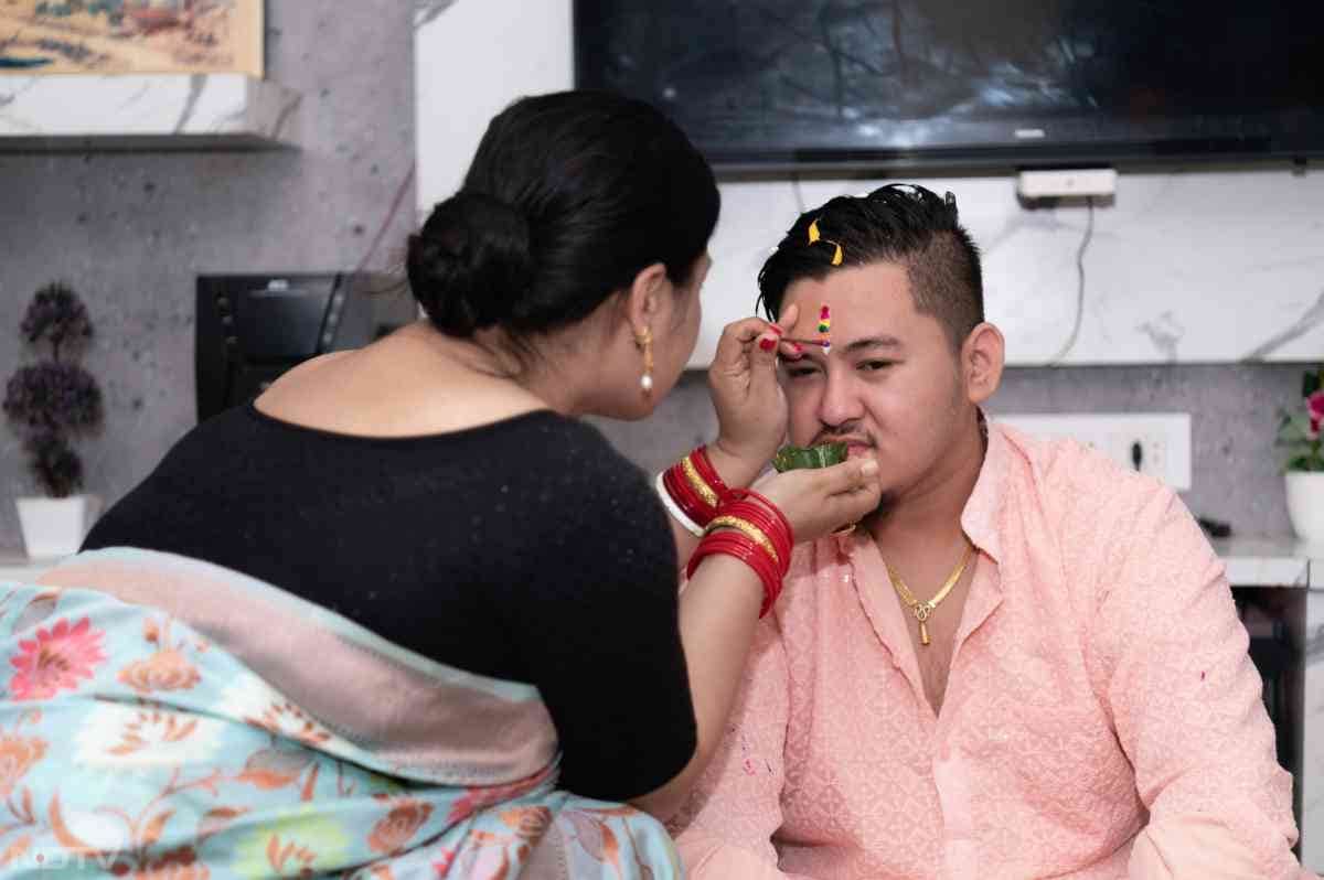 भाई दूज (Bhai Dooj) कार्तिक माह में शुक्ल पक्ष की द्वितीया तिथि का मनाई जाती है. इस दिन बहनें अपने भाइयों को टीका करने का रस्म निभाती हैं. भाई दूज पर बहनें भाइयों को नारियल का गोला भी देती हैं. जानें इस पर्व के लिए सही नारियल खरीदने के टिप्‍स.