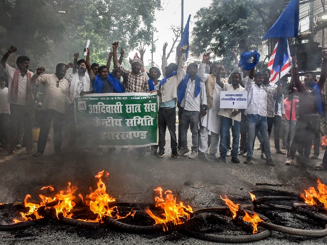 कहीं तोड़फोड़ तो कहीं आगजनी... PHOTOS में देखिए, भारत बंद का कैसा रहा असर