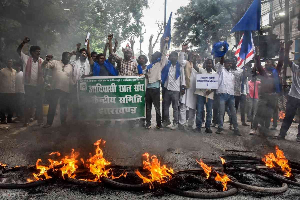 भारत बंद बुलाने वाले दलित संगठनों की मांग है कि सरकारी जॉब में एससी-एसटी और ओबीसी कर्मचारियों के जाति आधारित डेटा को तुरंत जारी किया जाए, जिससे उनका सटीक प्रतिनिधित्व सुनिश्चित हो सके.