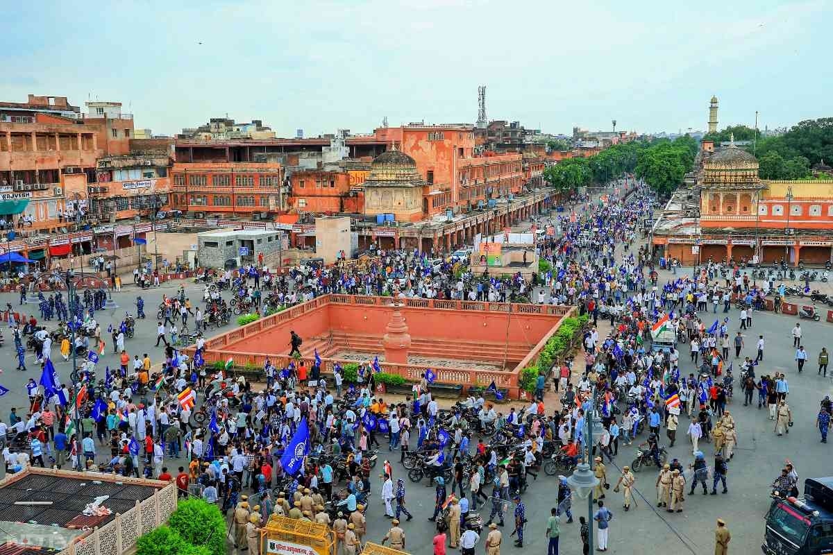 बिहार के जहानाबाद में भारत बंद के दौरान सिपाही भर्ती परीक्षा देने आए अभ्यर्थियों को काफी परेशानी हो रही है. दूर दराज से आए अभ्यर्थियों को खाने-पीने से लेकर आने जाने में परेशानी हो रही है. बंद की वजह से कई अभ्यर्थी परीक्षा केंद्र तक पैदल चलकर जाने को मजबूर हैं.