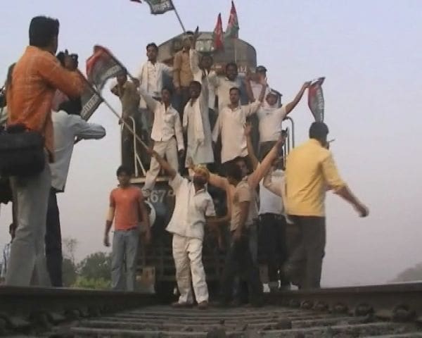 Samajwadi Party workers stopped the Ganga Gomti Express in Allahabad.