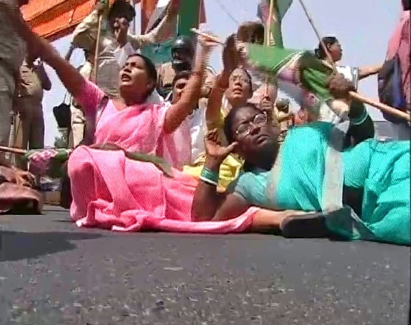 RJD and LJP workers forcibly blocked traffic by lying on roads.