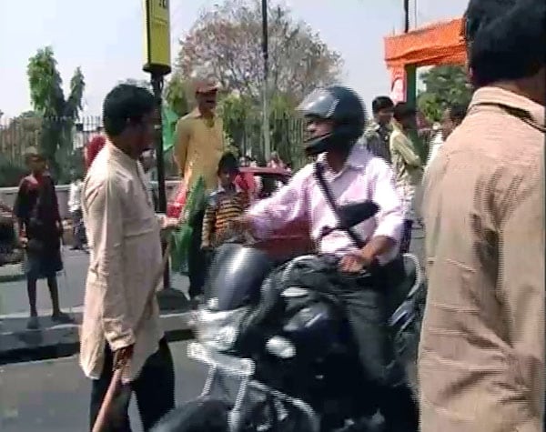 The road traffic was disrupted by the protestors and vehicles were stopped.