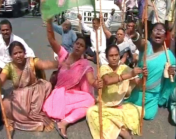 Patna saw women coming out in full swing to protest against the inflation. They took the centre stage and vociferously reflected their resentment by squatting on the streets and raising slogans.