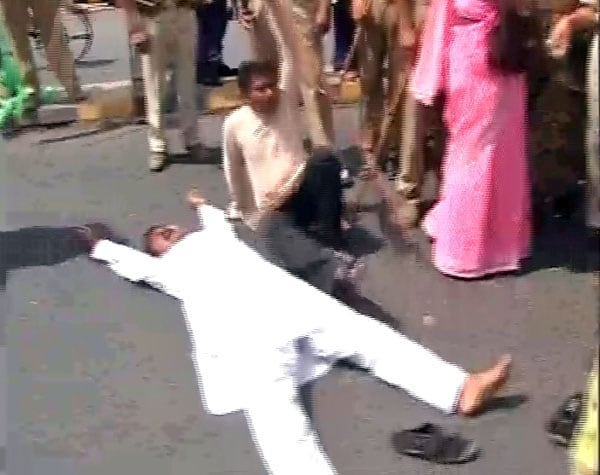 To show how the soaring prices have tormented them, people took to the streets. Besides voicing their concerns, people were also lying flat on the ground with their arms outstreched, to ensure that the right message is sent across.