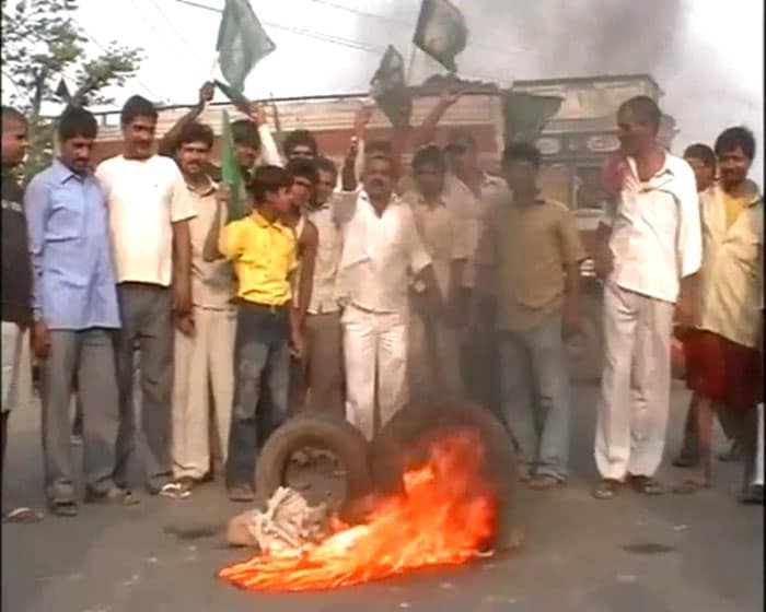 A horde of people were shouting slogans against the UPA government.