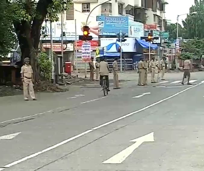 <b>Mumbai:</b><br><br>The country's financial capital Mumbai was deserted today as part of the Bharat Bandh called by the BJP against fuel price hike.<br><br>Over 1000 protesters have been arrested and 40,000 police personnel have been deployed on the streets of Mumbai to avert any incidence of violence.<br><br>Besides the city's police force, additional forces like the Rapid Action Force and State Reserve Police Force have also been deployed.