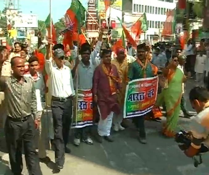 <b>Patna:</b><br><br>Protesters in Bihar have blocked about 10 Express and mail trains since morning.<br><br>Bihar is ruled by the JD(U)-BJP, and party workers are all out to ensure the bandh is a success.