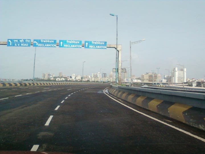 <b>Mumbai:</b><br><br>The streets that are usually busy on a Monday morning were totally deserted.