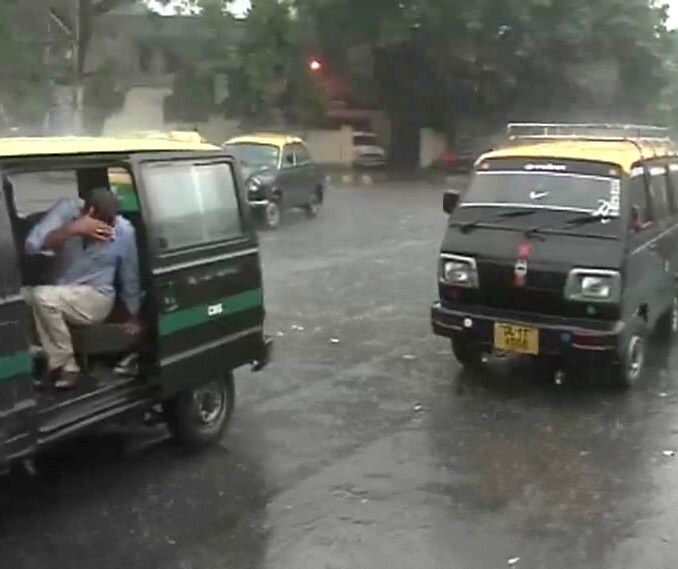 <b>Delhi:</b><br><br>Buses, autos and private vehicles were plying on the streets from the morning, while offices registered more than an average attendance.