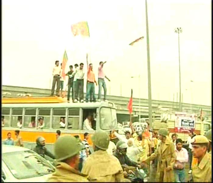 <b>Delhi:</b><br><br>Protestors also locked the gates of Patel Nagar station creating problems for commuters.