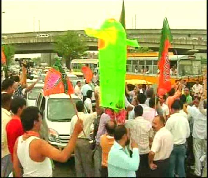 <b>Delhi:</b><br><br>BJP supporters entered Metro stations in Rajiv Chowk, Karol Bagh, Tilak Nagar, Janakpuri West and Uttam Nagar stations posing as passengers and shouted slogans.